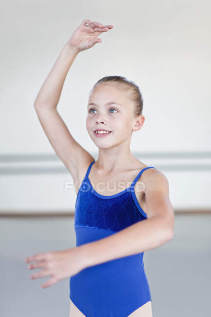Bailarina de ballet posando en estudio - foto de stock