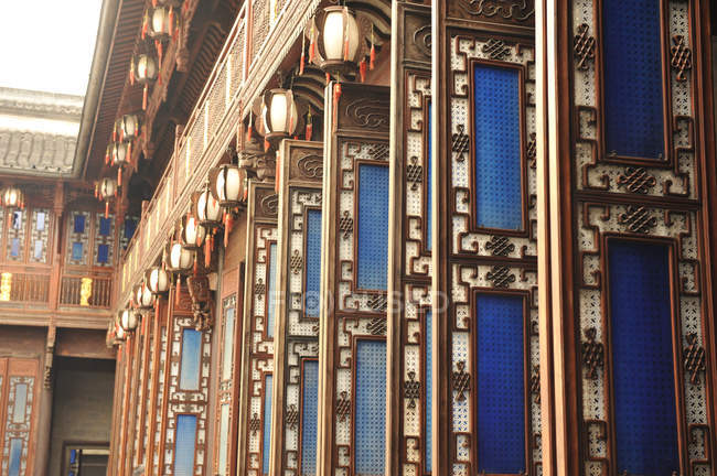Porte e finestre in legno tradizionali cinesi allineate in fila, Hangzhou, Cina — Foto stock