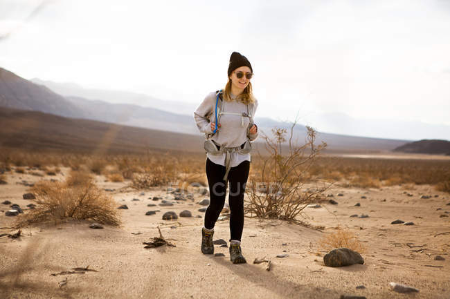 Trekker correndo em Death Valley National Park, Califórnia, EUA — Fotografia de Stock
