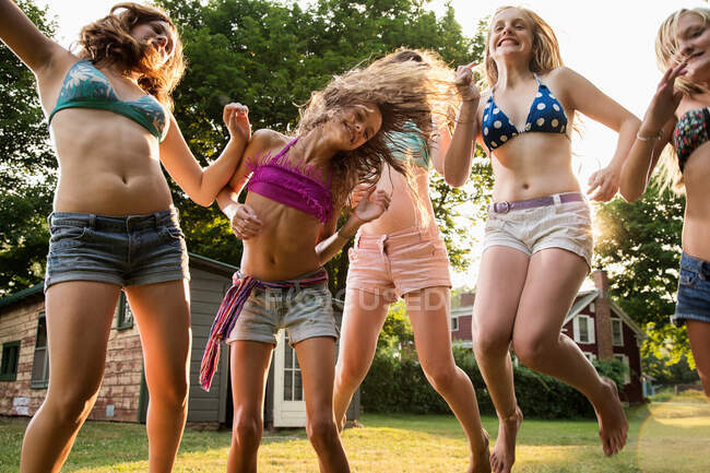 Mädchen tanzen im Garten — Stockfoto