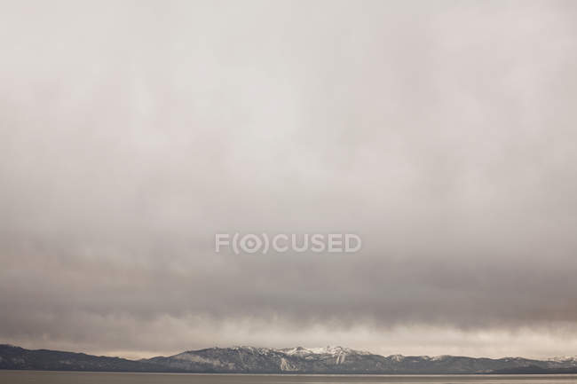 Nuages orageux au lac Tahoe — Photo de stock