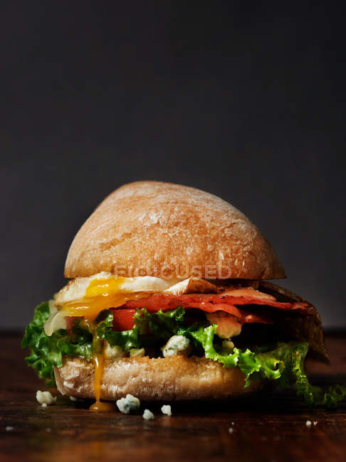Ham and egg sandwich with white breadroll — Stock Photo
