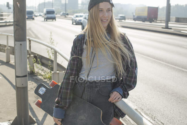 Skateboarder steht auf der Straße, Budapest, Ungarn — Stockfoto
