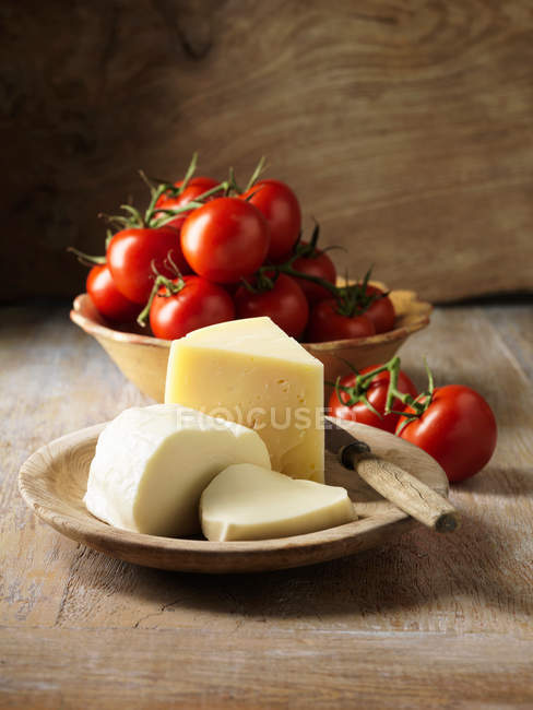 Миски з сирами та помідорами — стокове фото