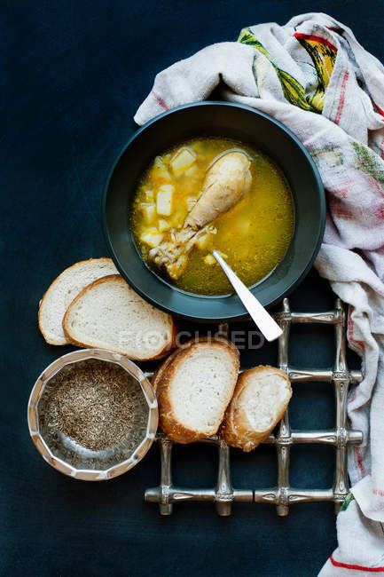 Tigela de sopa com pão e pimenta — Fotografia de Stock