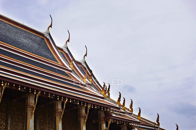 Вид украшений на декоративные крыши храма — стоковое фото