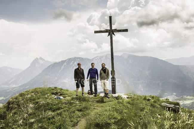 Retrato de três caminhantes maduros do sexo masculino na montanha, Achenkirch, Áustria — Fotografia de Stock