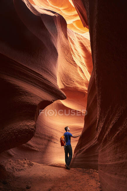 Ein Wanderer entdeckt die natürliche Schönheit des Antelope Canyon, Page, Arizona. — Stockfoto