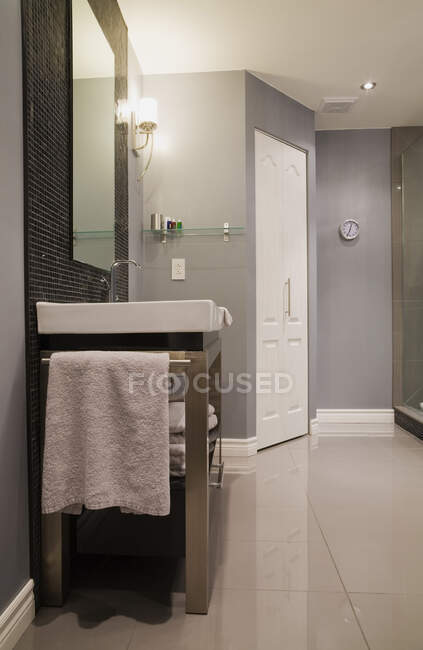 Bathroom with stainless steel vanity inside a luxurious residential home, Quebec, Canada. This image is property released. CUPR0255 — Stock Photo