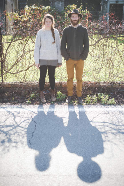 Jeune couple côte à côte, portrait — Photo de stock
