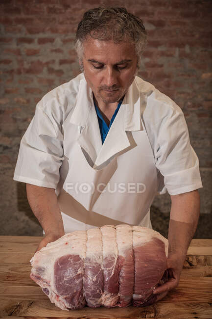 Açougueiro embalagem de carne na loja — Fotografia de Stock