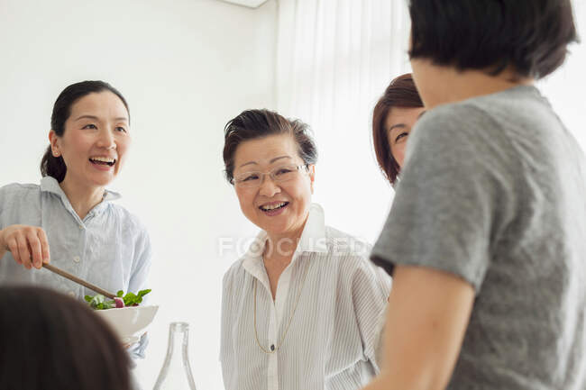 Mujer mayor con hijas adultas - foto de stock