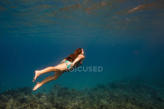 Frau schwimmt unter Wasser, Oahu, Hawaii, USA — Stockfoto