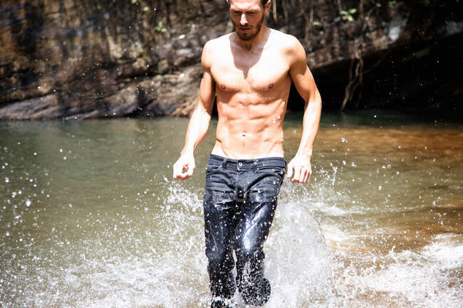 Homme en jeans dans le lac — Photo de stock