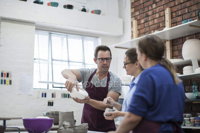 Cidade do Cabo, África do Sul, três colegas de trabalho trabalhando juntos em workshp cerâmica — Fotografia de Stock