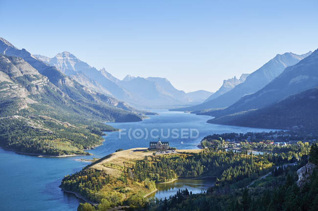 Overlooking the Prince of Wales Hotel and the Waterton town in Waterton Lakes National Park, Alberta, Canada. — Stock Photo