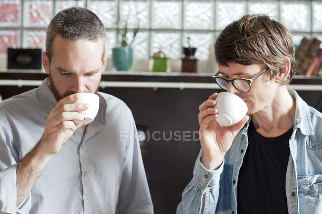 Degustadores de café que huelen la taza de café - foto de stock