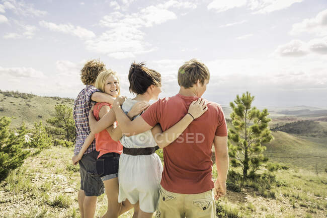 Ragazza adolescente e amici adulti che si affacciano sul paesaggio, Bridger, Montana, Stati Uniti — Foto stock