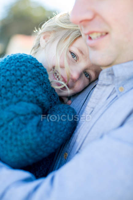 Крупним планом портрет дівчини, яку носять на руках батька — стокове фото