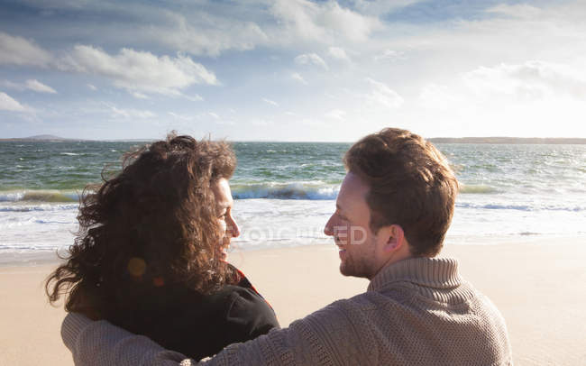 Paar entspannt sich am Strand, connemara, irland — Stockfoto