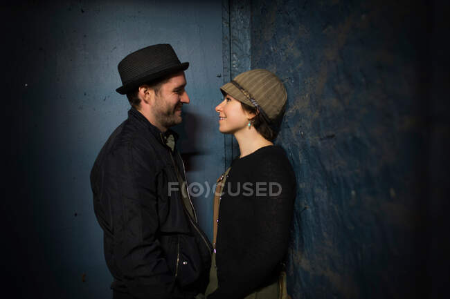 Couple parlant dans une ruelle — Photo de stock