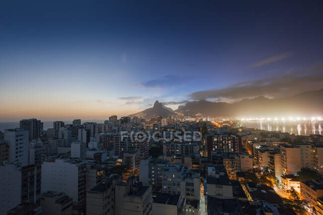Высокоугольный город на закате, Южная зона, Рио-де-Жанейро, Бразилия — стоковое фото