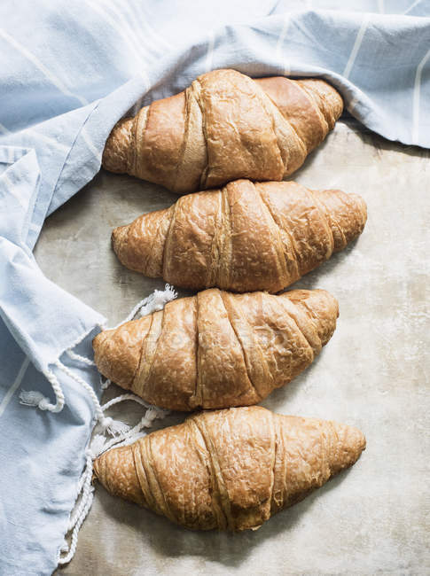Fila di croissant appena sfornati sul tavolo — Foto stock