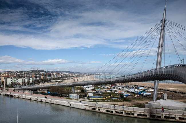 Ponte pedonale sull'acqua a Pescara — Foto stock