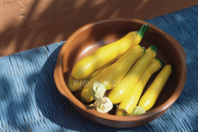 Zucchine gialle in piatto — Foto stock
