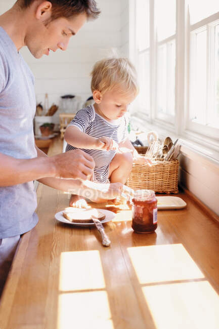 Padre e hijo desayunando - foto de stock
