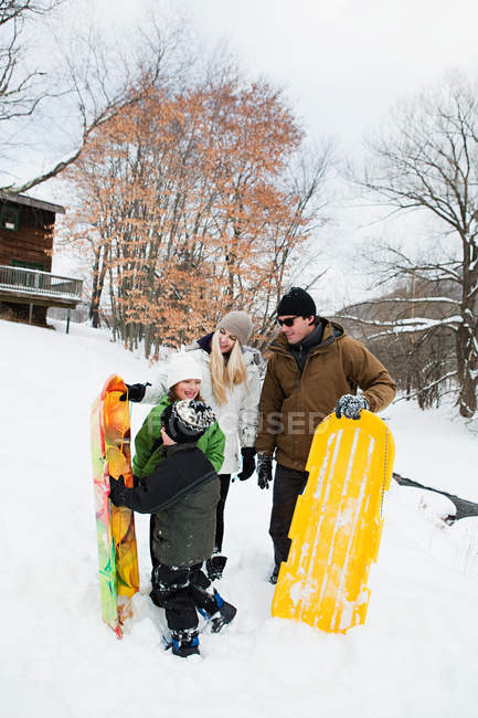 Famille avec luges dans la neige — Photo de stock