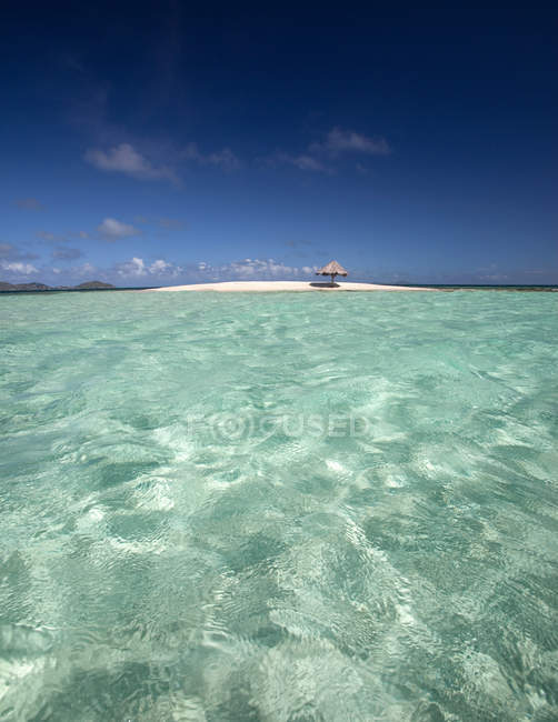 Água tropical e praia de areia — Fotografia de Stock