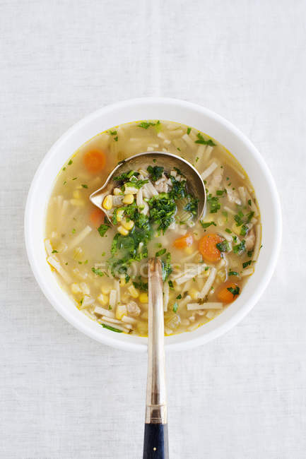 Миска супу з соусом, вид зверху — стокове фото