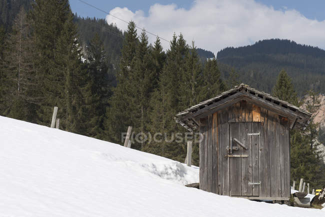 Rifugio in legno sul fianco della montagna innevato, Gosausee, Austria — Foto stock