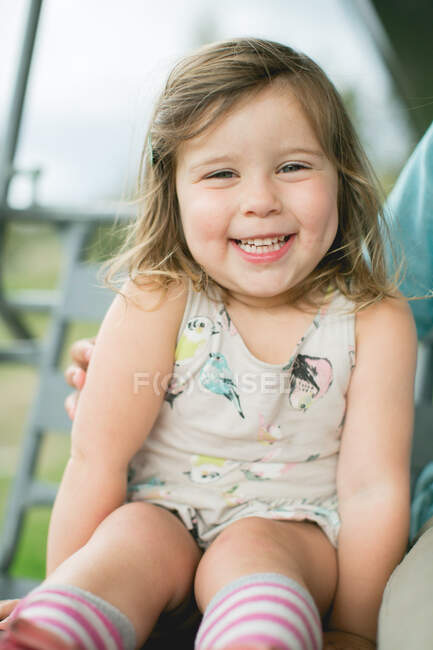 Retrato de chica feliz mirando a la cámara sonriendo - foto de stock