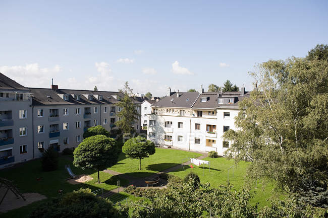 Vista aérea del jardín y apartamentos, Alemania - foto de stock