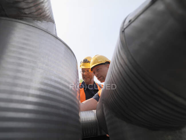 Рабочие осматривают технику на месте — стоковое фото