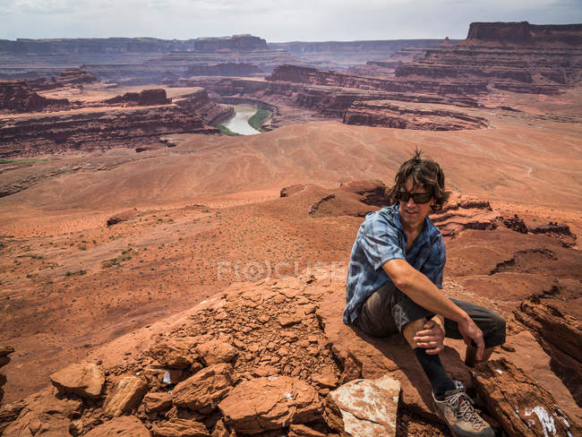 Hiker sitting on Pyramid Butte summit — Stock Photo