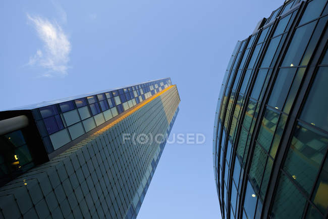 Edifícios de escritórios modernos, vista de baixo ângulo, Liverpool, Reino Unido — Fotografia de Stock