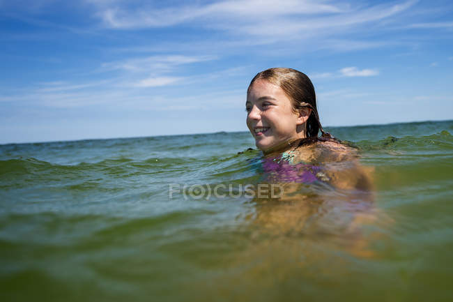 Chica vadeando en el océano - foto de stock