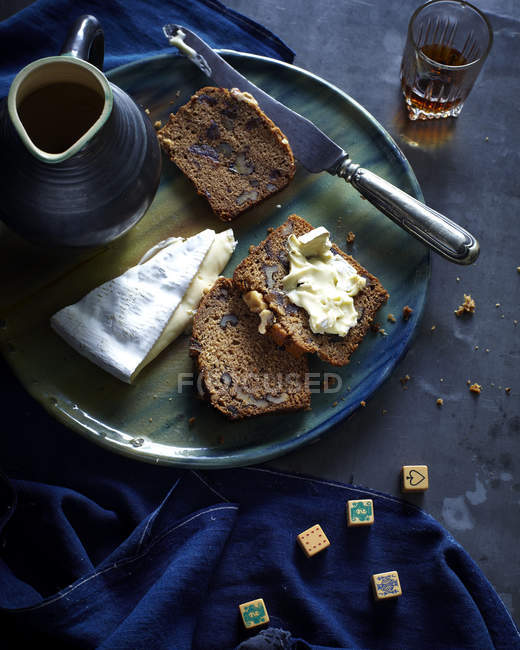 Rebanadas de pan de nuez y dátiles con queso brie fresco - foto de stock