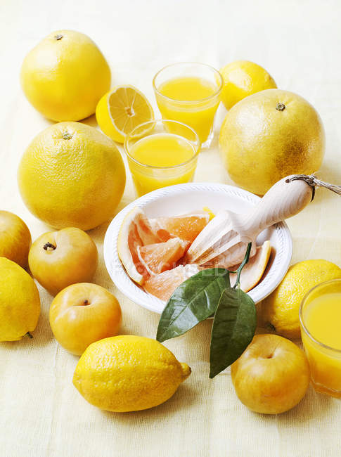 Vista ravvicinata di frutta con occhiali di succo fresco — Foto stock