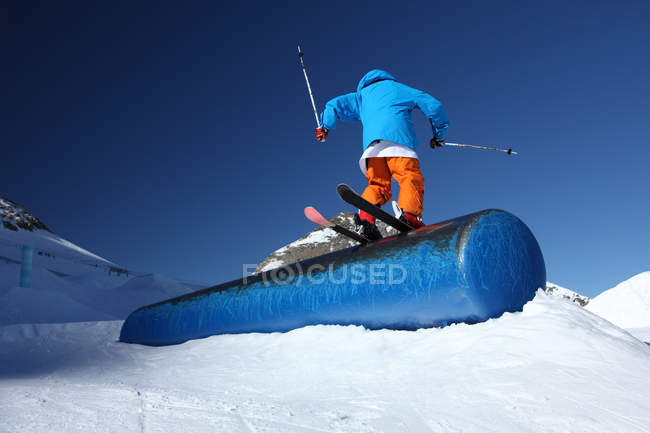Équilibrage du skieur masculin sur piste de ski — Photo de stock