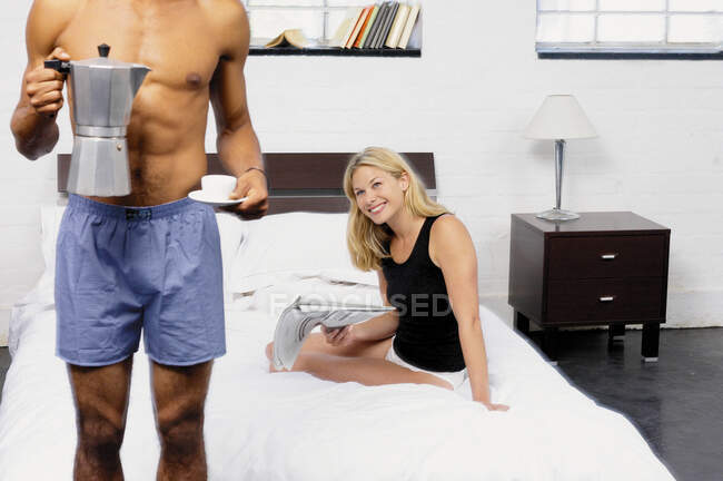 Пара пьет кофе в постели — стоковое фото