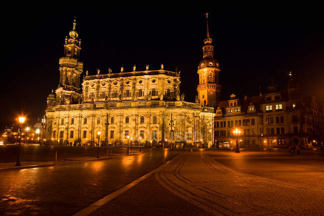 Хофкирхе освещается ночью, Дрезден, Германия — стоковое фото
