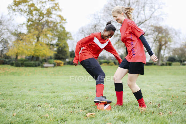 Two female soccer players practicing in park — Stock Photo