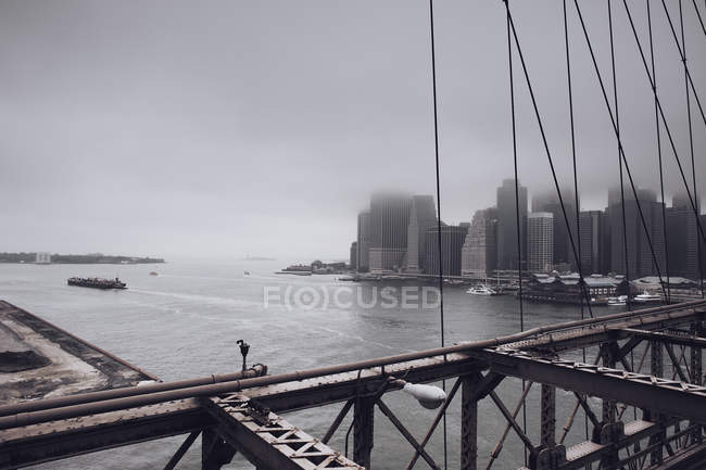 Paysage urbain brumeux vu du pont — Photo de stock