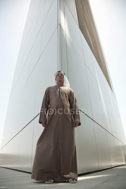 L'uomo mediorientale dal moderno edificio Dubai — Foto stock