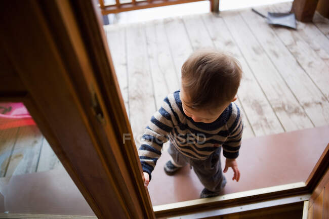Мальчик в дверях шале — стоковое фото