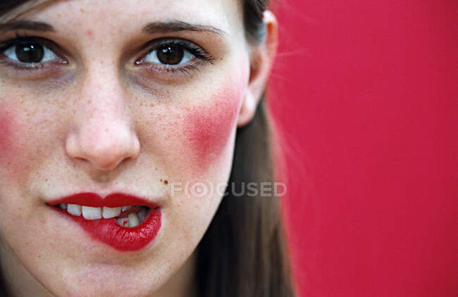 Mujer mordiendo su labio - foto de stock
